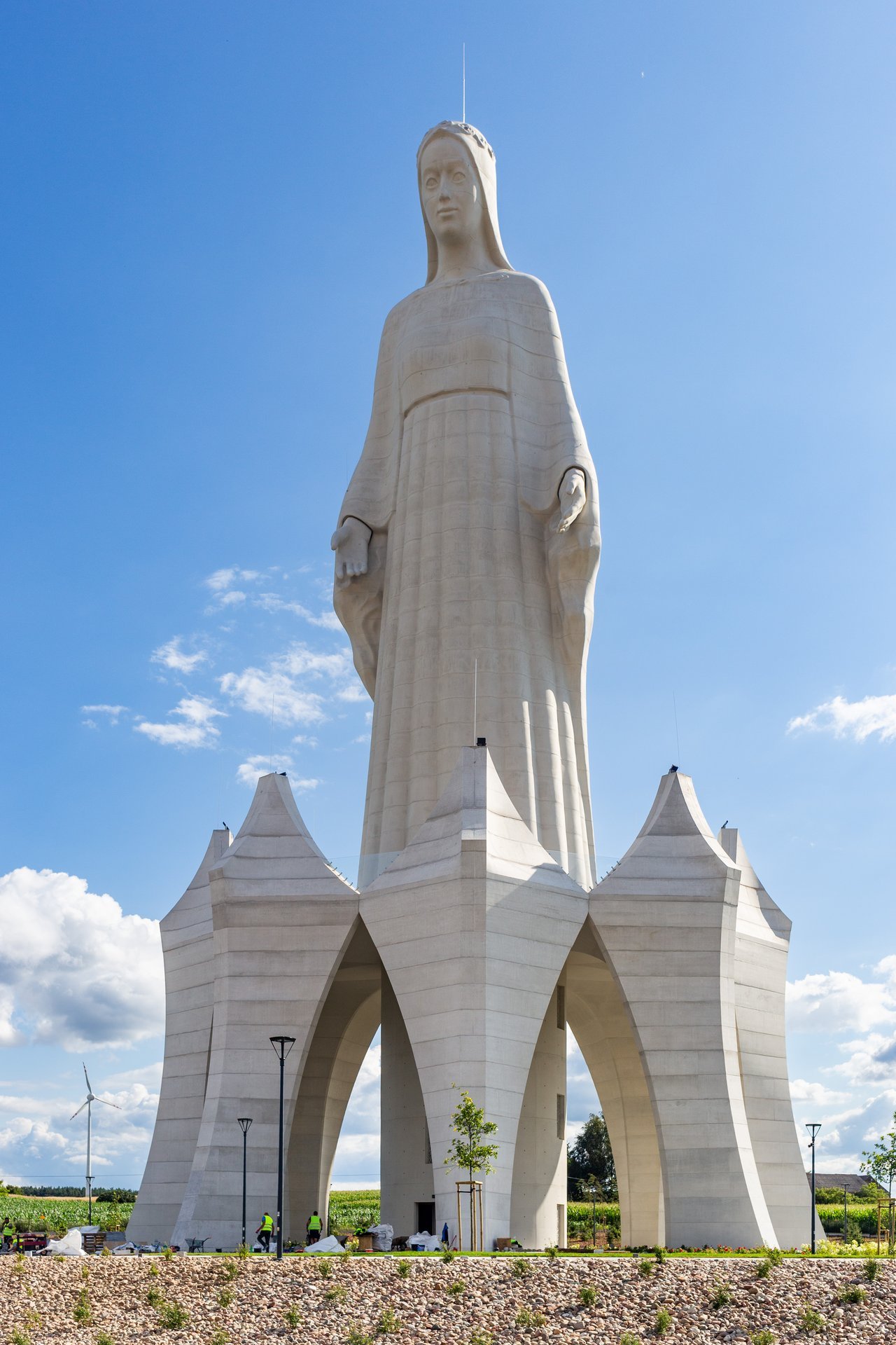 Fot. Pko - Praca własna / CC BY-SA 4.0 / Wikimedia Commons — Monument Matki Bożej Miłosiernej w Konotopiu